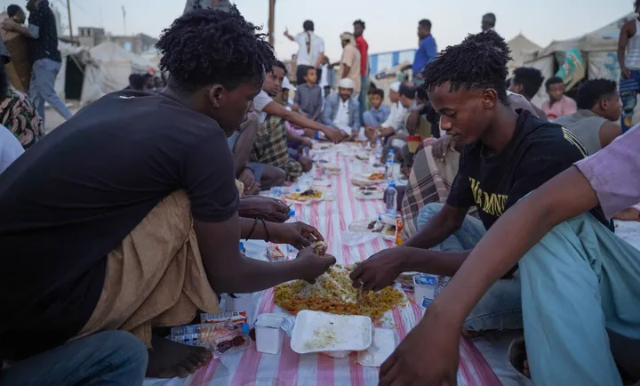 In Yemen’s hardship, refugees and locals break bread together